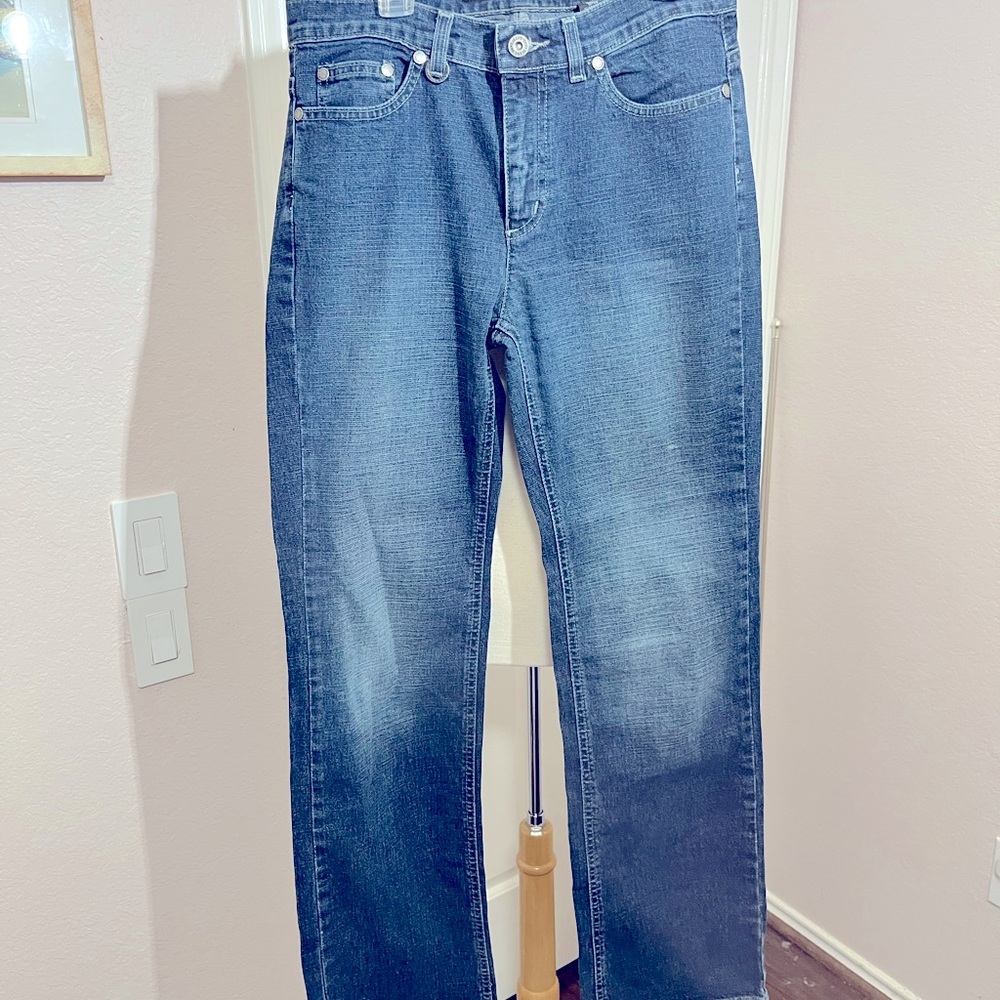DKNY EAST VILLAGE JEANS. SIZE 6